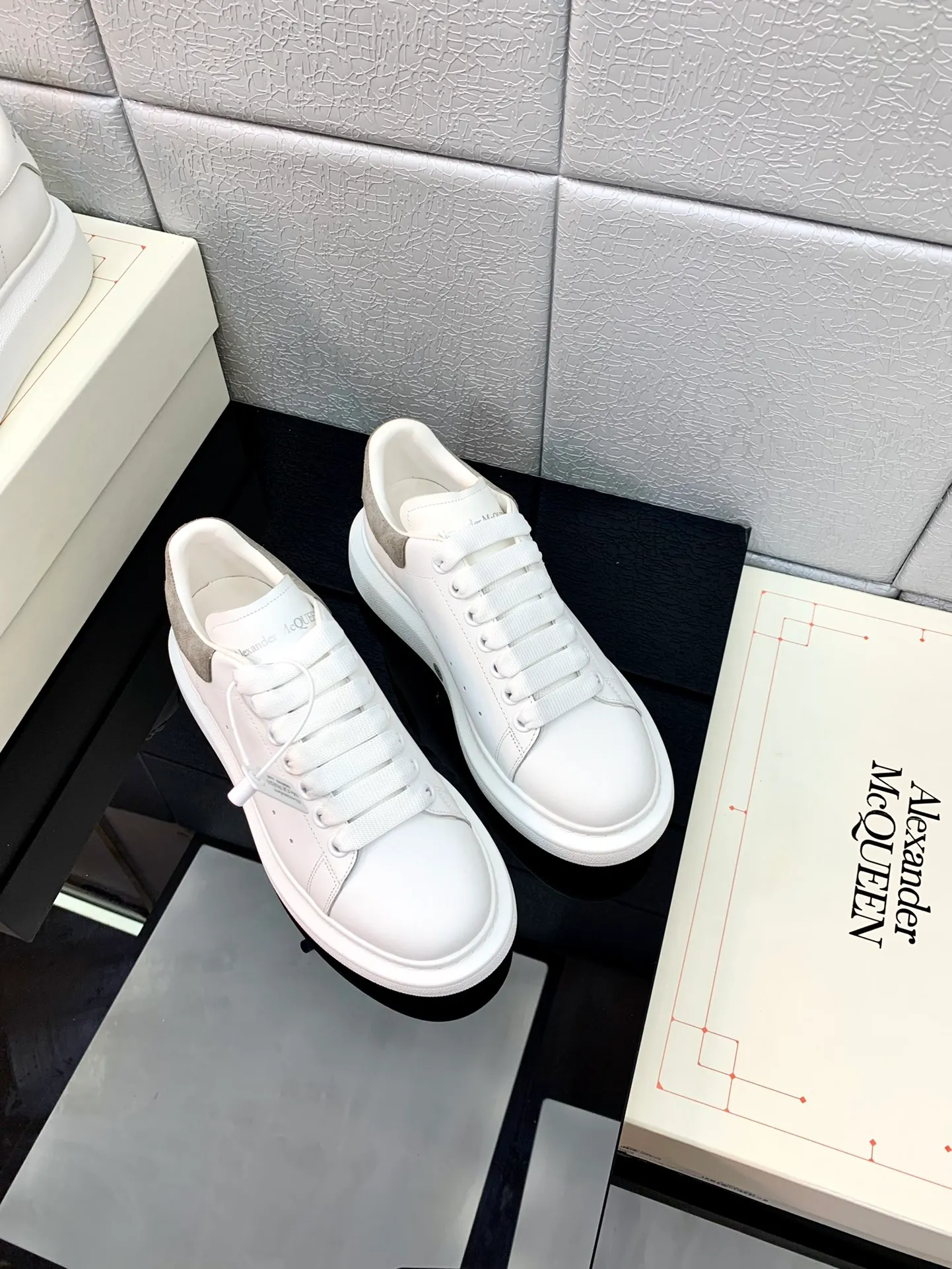 👟👟Ex-factory price👟👟Ex-factory price 480👟👟 2022 latest upgraded version The latest McQueen white shoes original 1⃣: 1⃣perfect replica ☑Deliver the latest counter full set of packaging🎁Full series of color styles are constantly updated🥳🥳 🔺Fabric: Customized original matte silk cowhide 🔺Inner lining: imported water-dyed sheepskin lining/original customized soft cowhide pad 🔺Feet: ultra-clear high temperature air pressure logo➕soft latex pad 🔺outsole: rubber T👟👟factory price👟👟factory price U vacuum bottom/I👟👟factory price👟👟factory price original foam bottom, thick bottom about 4cm 🔺Size: Female M34-40 Male M39-45
